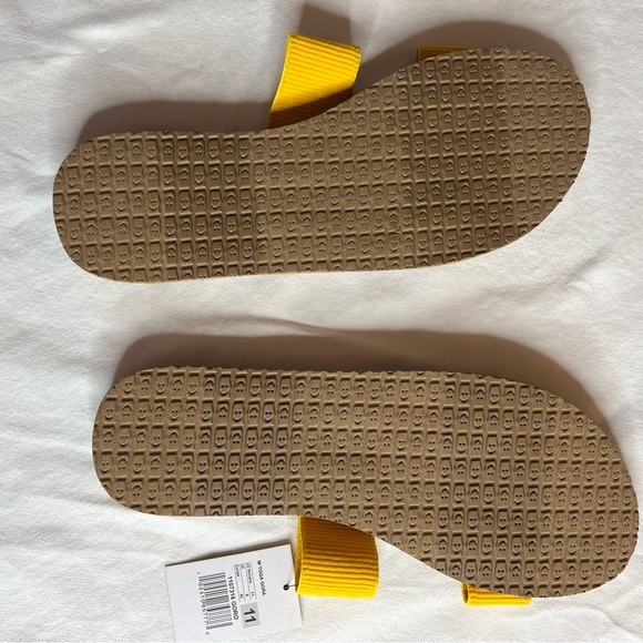 Sanuk Yellow Two Strap Slides. Size 11. NWT. Yoga Gora. - Picture 2 of 5